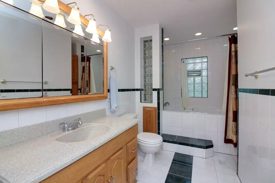  655 Melody Ln, Naperville, IL 60540 photo 9