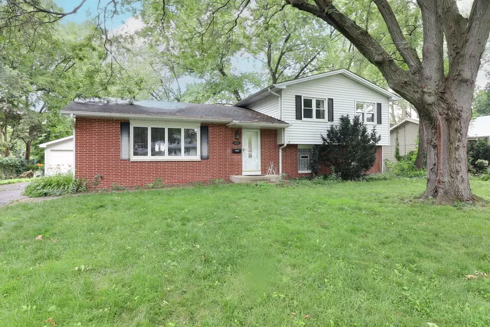  655 Melody Ln, Naperville, IL 60540 photo 1