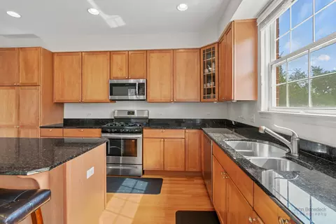 Kitchen - 220 River Front Dr, Mount Prospect, IL 60056 photo 4 of 6