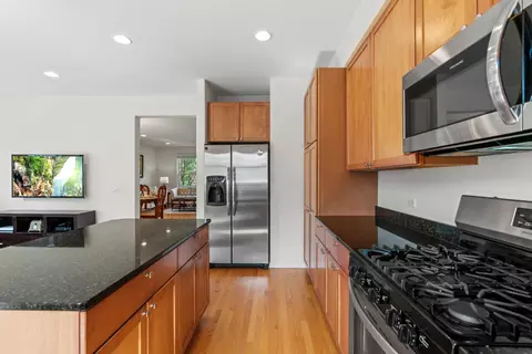 Kitchen - 220 River Front Dr, Mount Prospect, IL 60056 photo 5 of 6