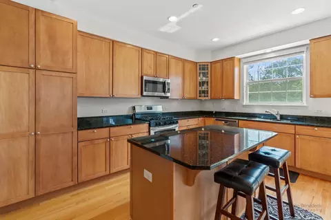 Kitchen - 220 River Front Dr, Mount Prospect, IL 60056 photo 3 of 6