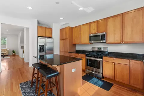 Kitchen - 220 River Front Dr, Mount Prospect, IL 60056 photo 2 of 6