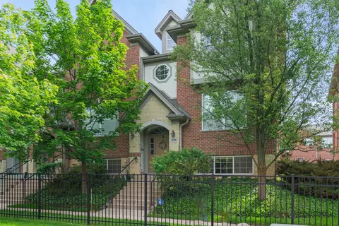 220 River Front Dr, Mount Prospect, IL 60056