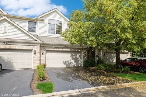 7652 Creek Side Ln, La Grange, IL 60525