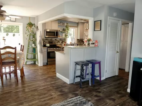 Kitchen - 525 Lincoln Dr, Hoffman Estates, IL 60169 photo 1 of 6