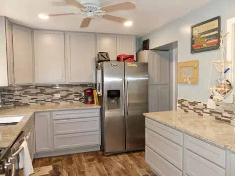 Kitchen - 525 Lincoln Dr, Hoffman Estates, IL 60169 photo 3 of 6