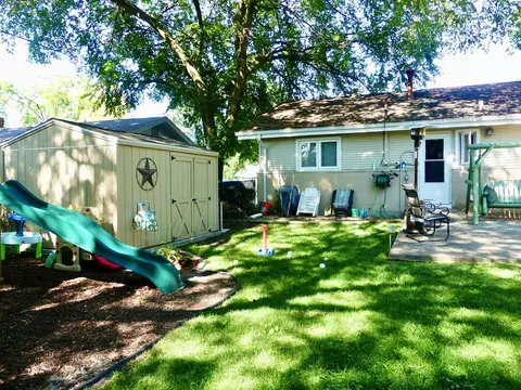 Exterior - 525 Lincoln Dr, Hoffman Estates, IL 60169 photo 4 of 7