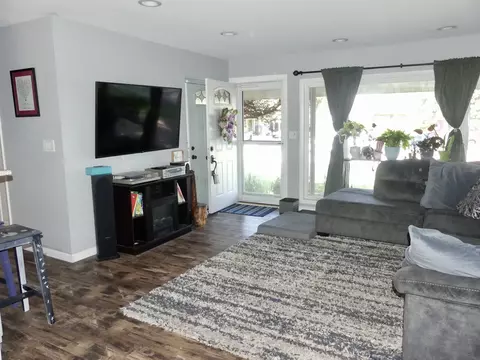 Living - 525 Lincoln Dr, Hoffman Estates, IL 60169 photo 2 of 2