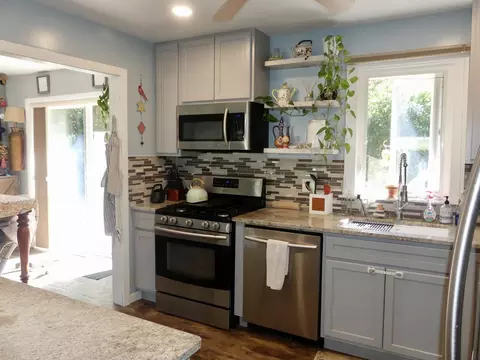 Kitchen - 525 Lincoln Dr, Hoffman Estates, IL 60169 photo 5 of 6