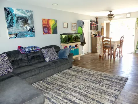 Living - 525 Lincoln Dr, Hoffman Estates, IL 60169 photo 1 of 2