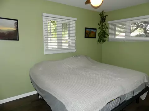 Bedroom - 525 Lincoln Dr, Hoffman Estates, IL 60169 photo 1 of 6