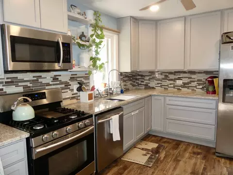 Kitchen - 525 Lincoln Dr, Hoffman Estates, IL 60169 photo 2 of 6