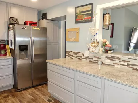 Kitchen - 525 Lincoln Dr, Hoffman Estates, IL 60169 photo 4 of 6