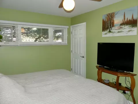 Bedroom - 525 Lincoln Dr, Hoffman Estates, IL 60169 photo 2 of 6