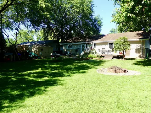 Exterior - 525 Lincoln Dr, Hoffman Estates, IL 60169 photo 3 of 7