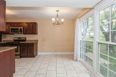 1664 Valley Forge Ct #E, Wheaton, IL 60189 photo 3