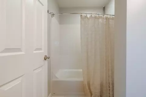 Bath - 5450 Astor Ln #418, Rolling Meadows, IL 60008 photo 4 of 5