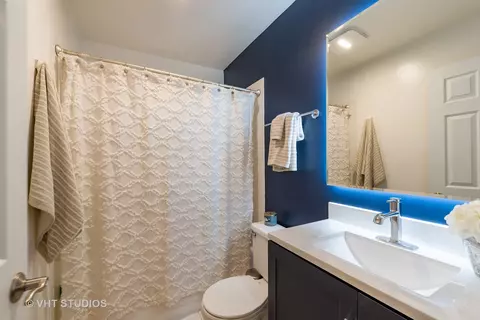 Bath - 5450 Astor Ln #418, Rolling Meadows, IL 60008 photo 2 of 5