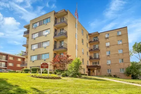 2030 W 111th St #204, Chicago, IL 60643