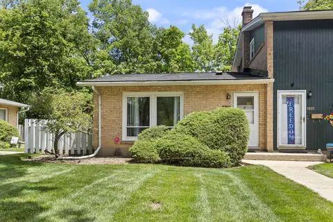 1897 Willow Hill Ct, Northfield, IL 60093
