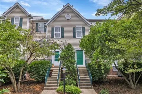 2447 Courtyard Cir #5, Aurora, IL 60506
