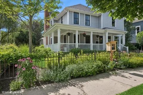 316 S Cook St, Barrington, IL 60010