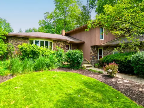 4 W N929 W Mary Dr, Saint Charles, IL 60175