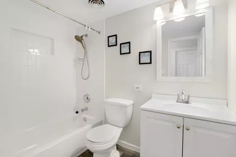Bath - 505 Olive St, Hoffman Estates, IL 60169 photo 1 of 2