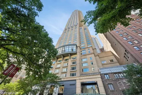 800 N Michigan Ave #2702, Chicago, IL 60611
