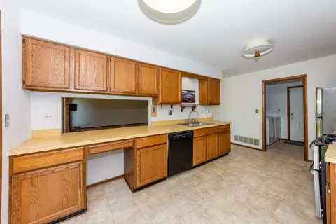 709 Ascot Ct, Hoffman Estates, IL 60169 photo 8