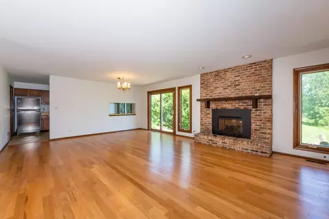 709 Ascot Ct, Hoffman Estates, IL 60169 photo 2