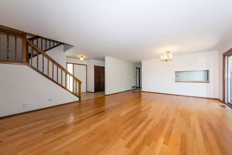 709 Ascot Ct, Hoffman Estates, IL 60169 photo 3