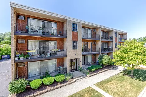 5317 W 96th St #6, Oak Lawn, IL 60453