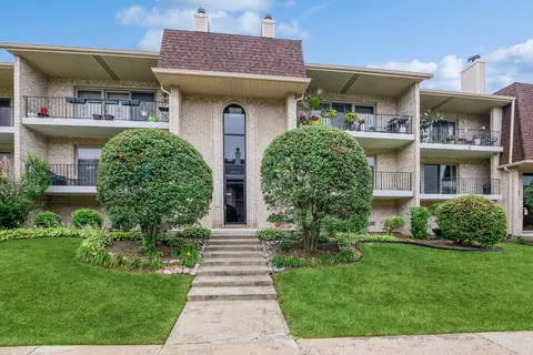 9004 Del Prado Dr #1S, Palos Hills, IL 60465