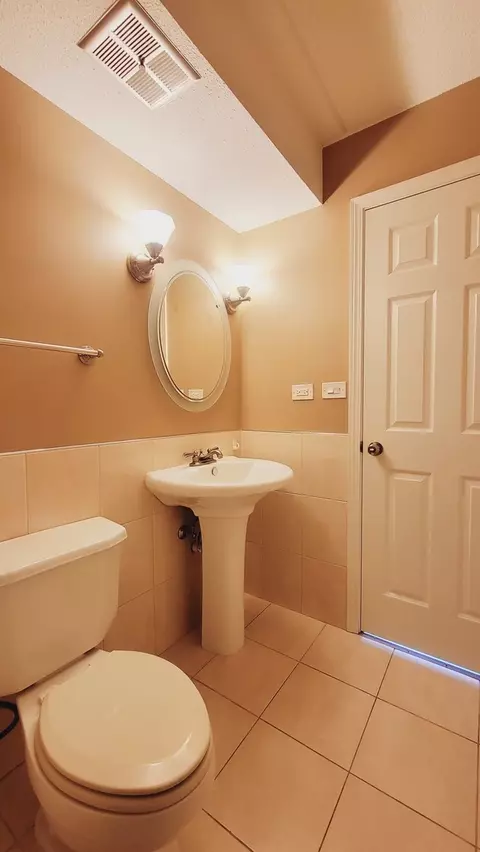 Bath - 561 Fairway View Dr #2D, Wheeling, IL 60090 photo 3 of 3