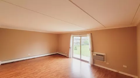 Living - 561 Fairway View Dr #2D, Wheeling, IL 60090 photo 2 of 6