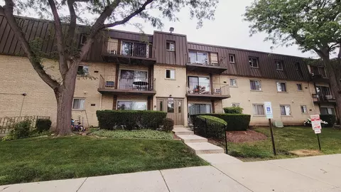 561 Fairway View Dr #2D, Wheeling, IL 60090
