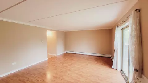 Living - 561 Fairway View Dr #2D, Wheeling, IL 60090 photo 3 of 6