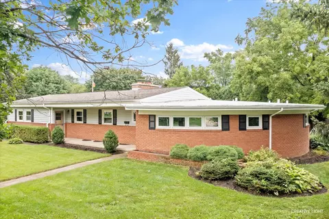 527 Willow Ln, Geneva, IL 60134