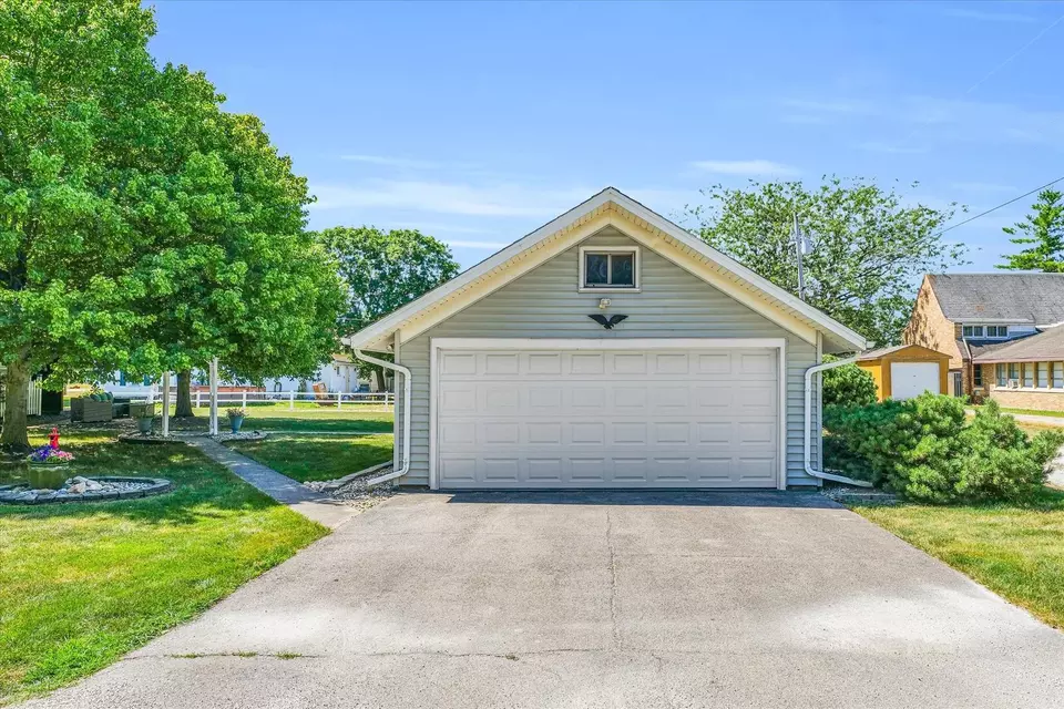 Exterior - 123 N Crossley St, Melvin, IL 60952 photo 5 of 12