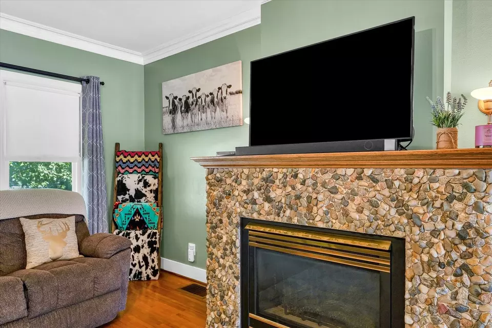Living - 123 N Crossley St, Melvin, IL 60952 photo 2 of 2