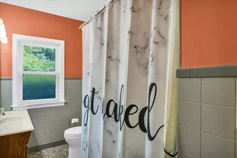 Bath - 123 N Crossley St, Melvin, IL 60952 photo 1 of 1