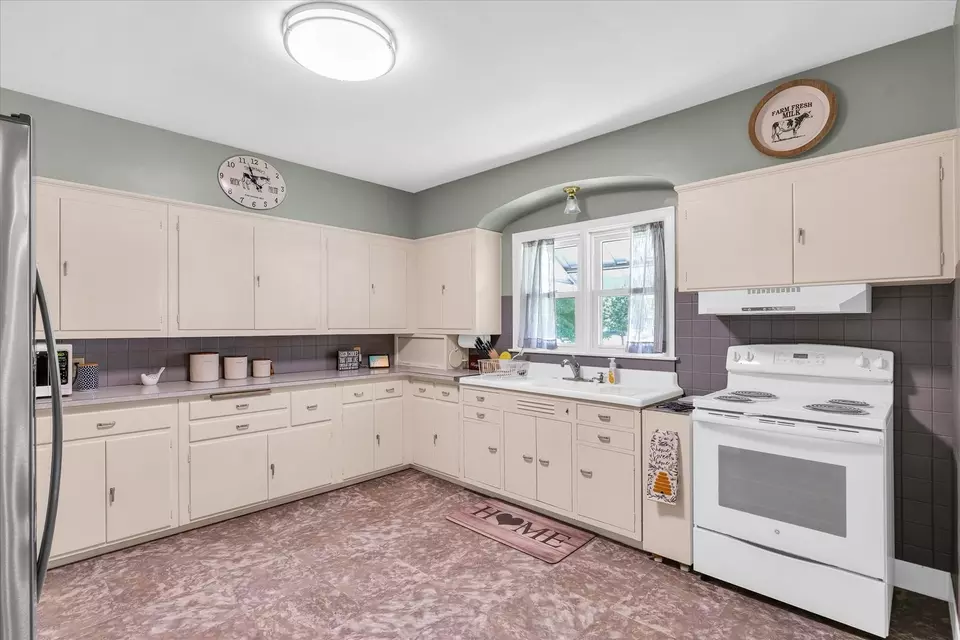 Kitchen - 123 N Crossley St, Melvin, IL 60952 photo 2 of 6