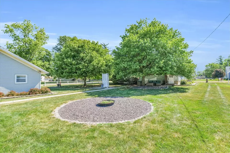Exterior - 123 N Crossley St, Melvin, IL 60952 photo 4 of 12