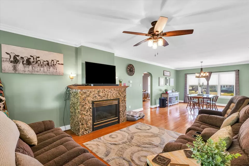 Living - 123 N Crossley St, Melvin, IL 60952 photo 1 of 2