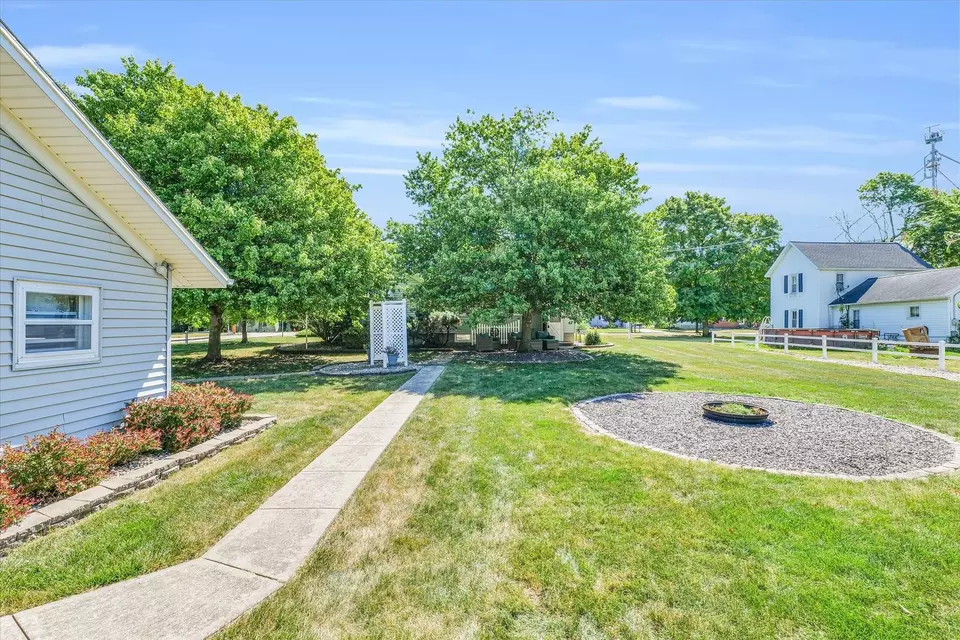 Exterior - 123 N Crossley St, Melvin, IL 60952 photo 6 of 12