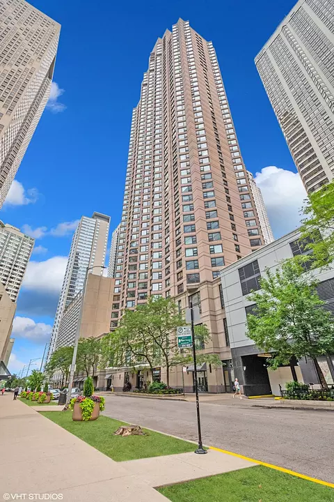 401 E Ontario St #4204, Chicago, IL 60611