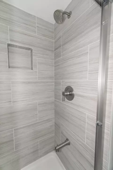 Bath - 109 S Highview Ave, Addison, IL 60101 photo 2 of 3