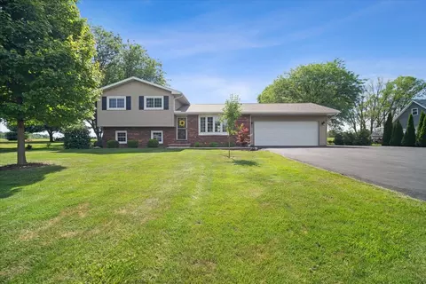 210 Blue Jay Dr, Le Roy, IL 61752