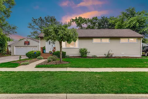 443 Alma Ter, Cary, IL 60013